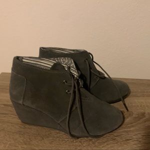Gray wedges Toms